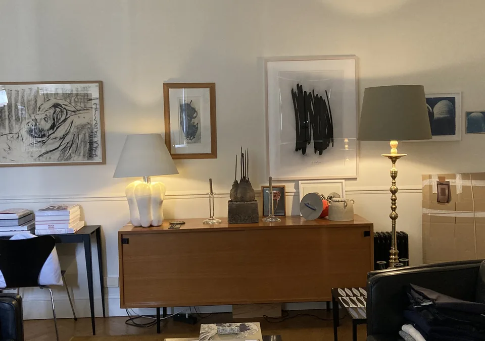 Accrochage d’une vingtaine d’œuvres repositionnées chez un collectionneur à Paris 3e
